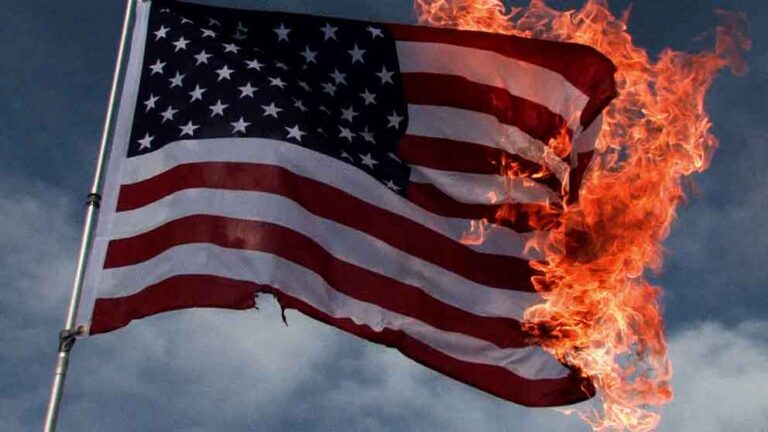 Płonąca flaga USA