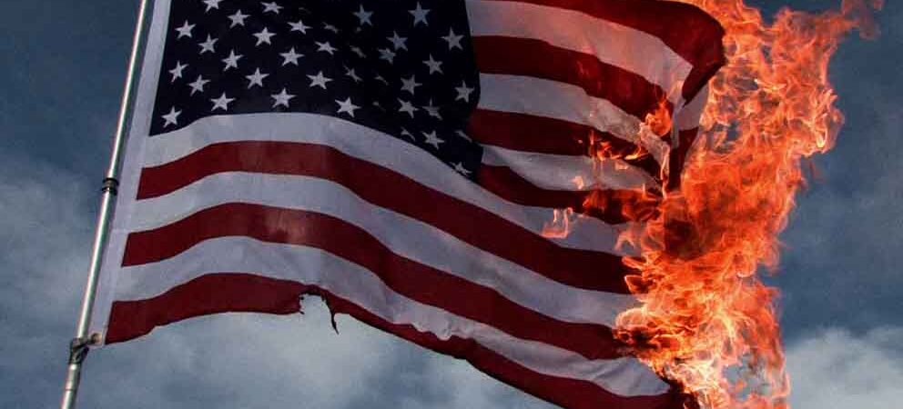 Płonąca flaga USA