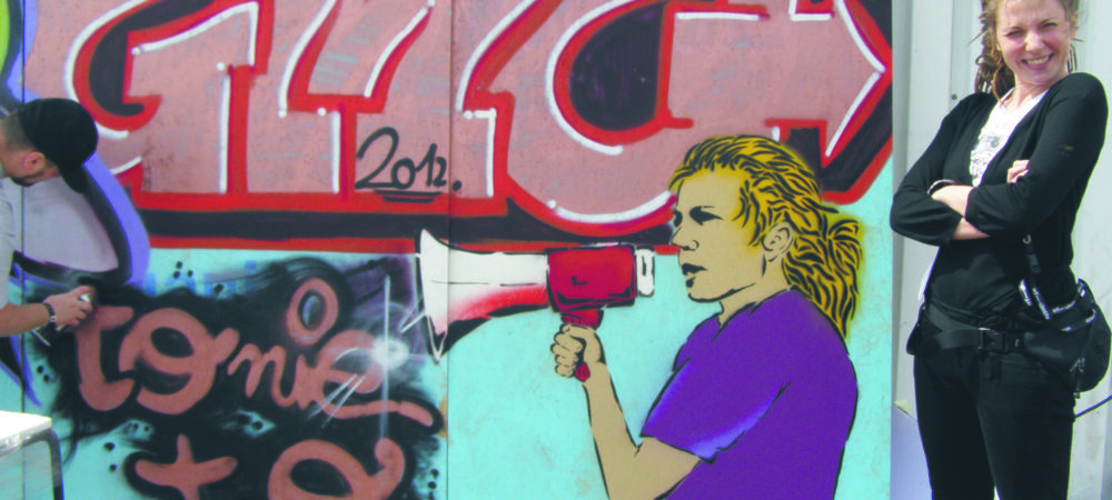 Kasia Jagiełło na tle grafitti