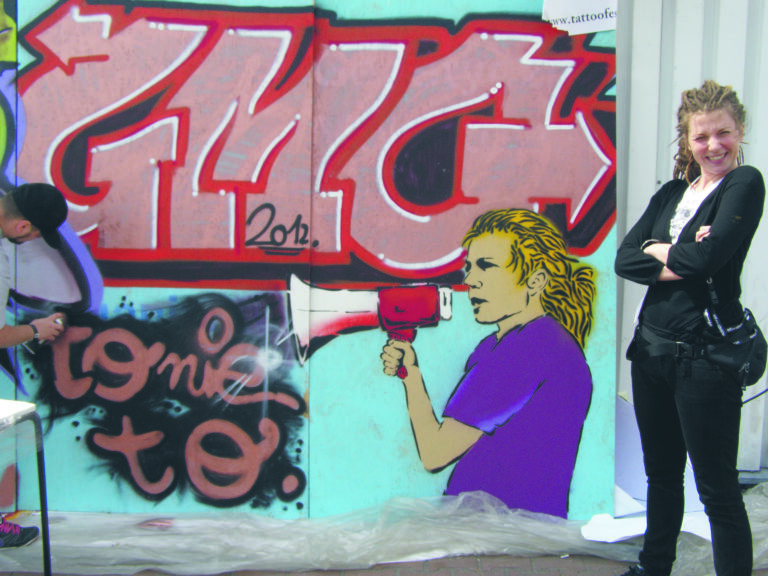 Kasia Jagiełło na tle grafitti