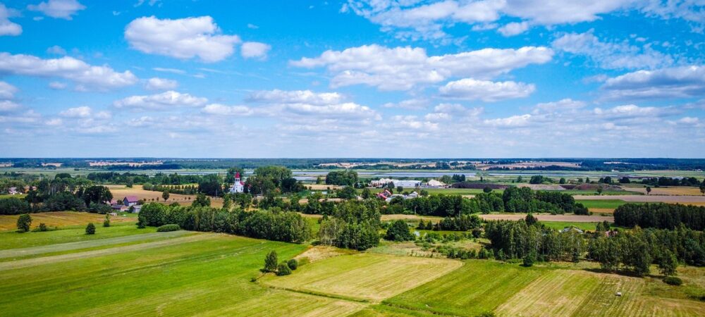 wiejski krajobraz w pogodny dzień