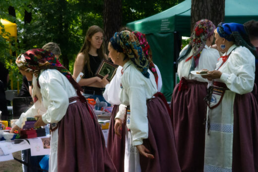 Stanowisko organizacji prozwierzęcej "Bezdomniaki Żabiowolskie" oraz członkinie zespołu spiewaczego "Biały Chór"