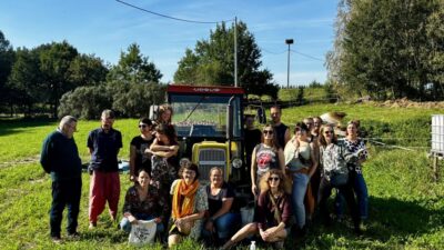 Grupa osób przy traktorze