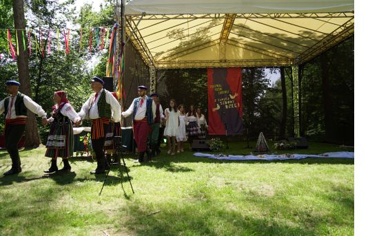 Festiwal Pieśni Ludowej "Z tamtej strony rzeki"