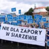 Protest przeciw budowie zapory w Siarzewie – uczestnicy stoją w wodzie z tablicami nazw polskich rzek