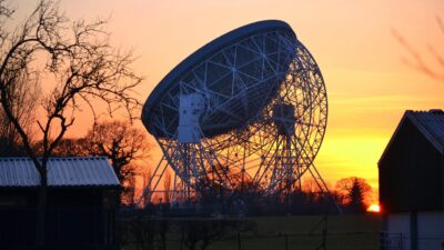 Teleskop na tle zachodu słońca