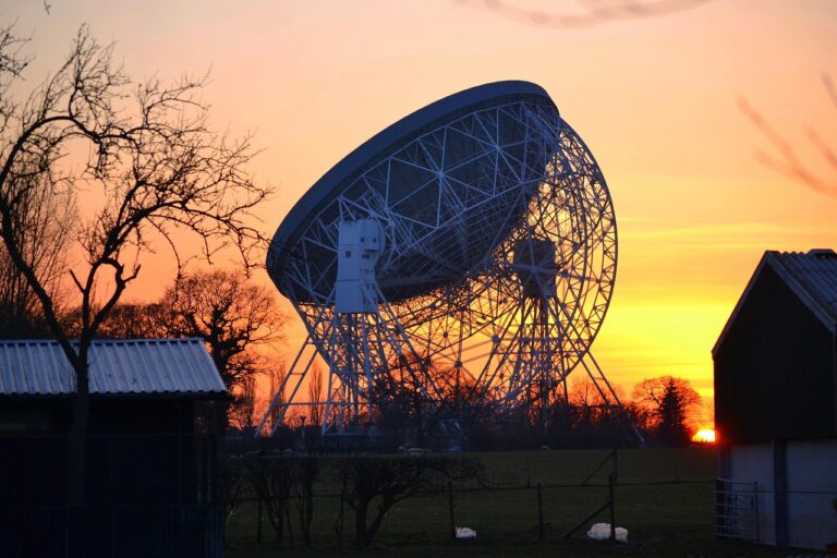 Teleskop na tle zachodu słońca