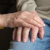 Trzymające się dłonie seniorów