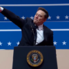 Elon Musk oddaje salut kojarzący się z salutem w nazistowskiej III Rzeszy