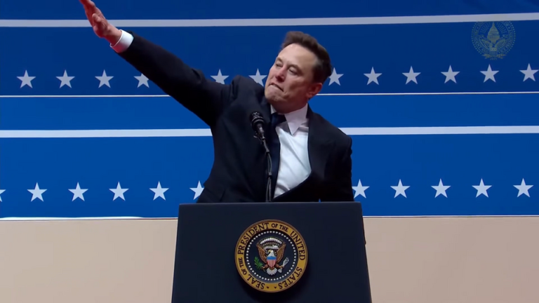 Elon Musk oddaje salut kojarzący się z salutem w nazistowskiej III Rzeszy