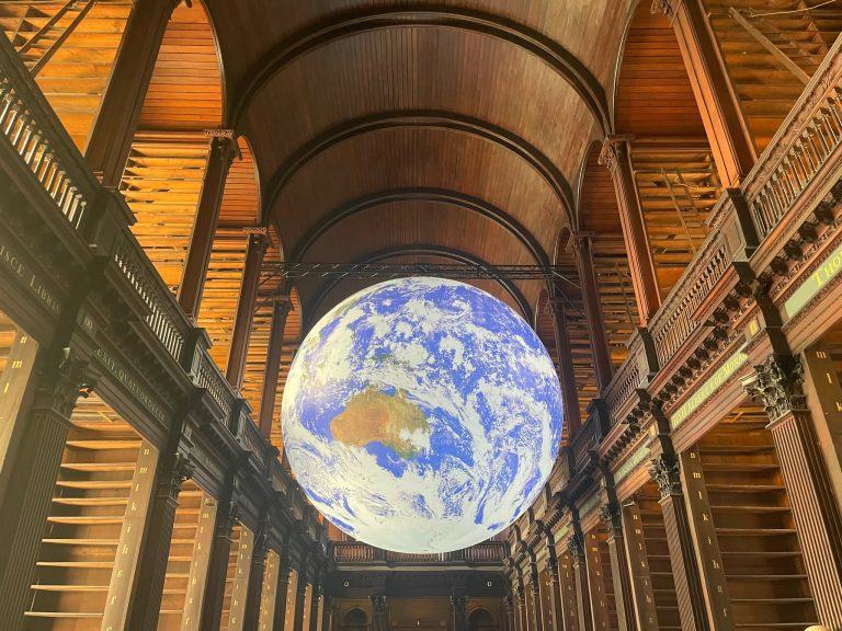 W zeszłą sobotę wstałam wcześnie rano i pojechałam na rowerze do biblioteki. Wzięłam książkę z półki i usiadłam w czymś na kształt statku kosmicznego, żeby poczytać. Biblioteczny ambient, szara wykładzina, kilka drzemkujących na pufach osób, przeszywający wzrok ochroniarza, a nawet cichy śpiew ptaków i dużo słonecznego światła wpadającego przez przeszklony sufit. Pomyślałam wtedy, jak wspaniale, że to miejsce istnieje.