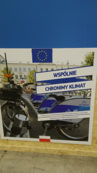 Jedyny plakat ilustrujący działania proklimatyczne Polski, umieszczony na ścianie pawilonu Unii Europejskiej. Fot.: Ewa Sufin-Jacquemart