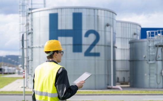 Stacja tankowania wodoru. Pojazd wodorowy tankuje na pierwszej w USA stacji paliw z dystrybutorami do tankowania pojazdów napędzanych ogniwami paliwowymi. Obiekt zapewnia wodór dla pokazowych flot pojazdów z ogniwami paliwowymi w rejonie Los Angeles.