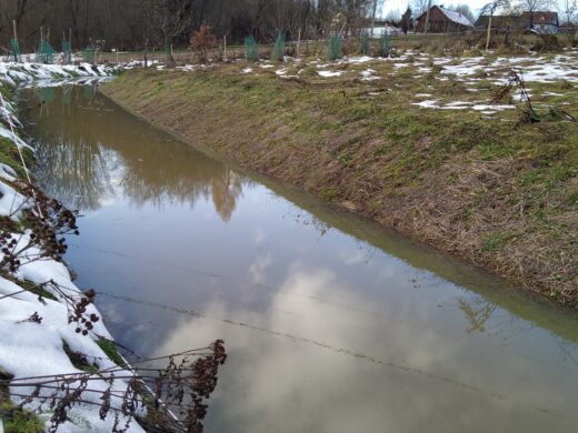 Rów konturowy po ulewnych deszczach 