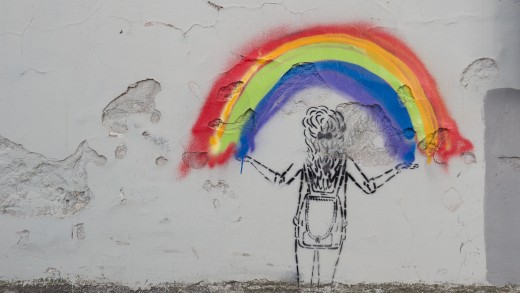 W ub.r. w różnych miejscach w Warszawie i Rembertowie pojawiły się graffiti i wlepki z postacią dziewczynki trzymającej tęczę. Reżyser wciąż poszukuje autora/autorki tej grafiki.