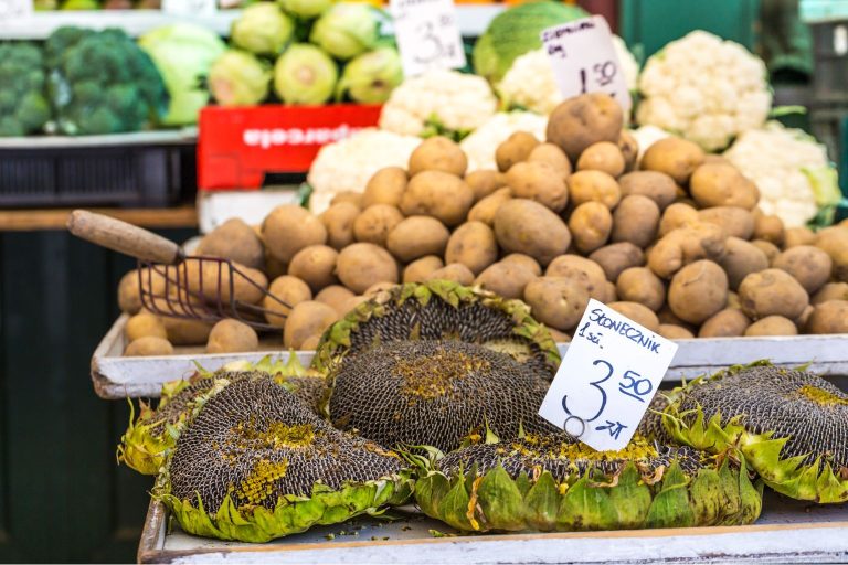 Kolorowy bazar w Polsce z lokalnymi sprzedawcami i świeżymi produktami na straganach