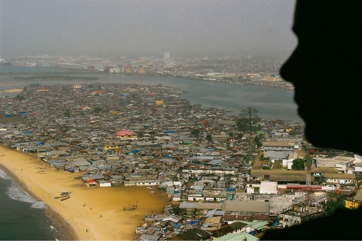 Młoda kobieta spoglądająca na miasto (Monrovia, Liberia)