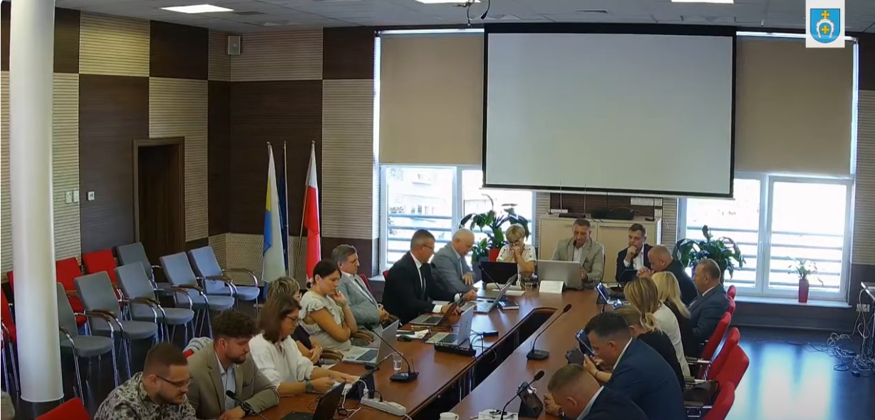 Kadr z filmu na YouTube. XIX sesja Rady Miejskiej w Łapach w dniu 29 sierpnia 2025