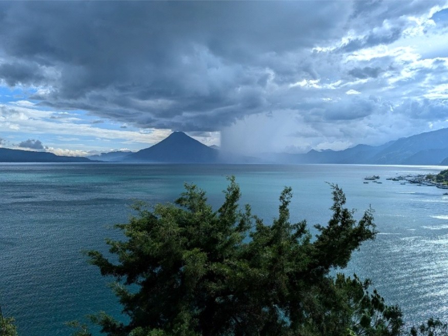 Zdjęcie Bryana Bixcula: Tz’unun Ya’ w deszczowy dzień