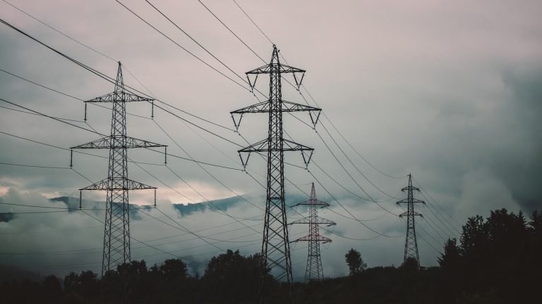 Polski rząd uważa inwestycje w energetykę jądrową za jeden z filarów dekarbonizacji miksu energetycznego kraju. Czy to dobrze przemyślane rozwiązanie - a może jedynie zasłona dymna, mająca podtrzymać funkcjonowanie dotychczasowego, scentralizowanego systemu energetycznego, zdominowanego przez szereg dużych, państwowych spółek? Marcin Wrzos pyta o to byłego ministra środowiska, prof. Macieja Nowickiego.